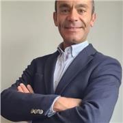 Licenciado en informática, con triple máster, apto para todas las edades y materias.